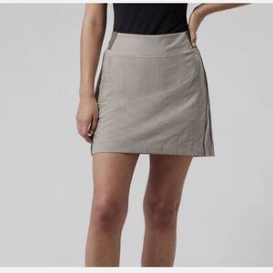 ATHLETA Brooklyn Midrise SPF 50+ Semi-Fitted Stretch Skort 8 Gray/White Stripped